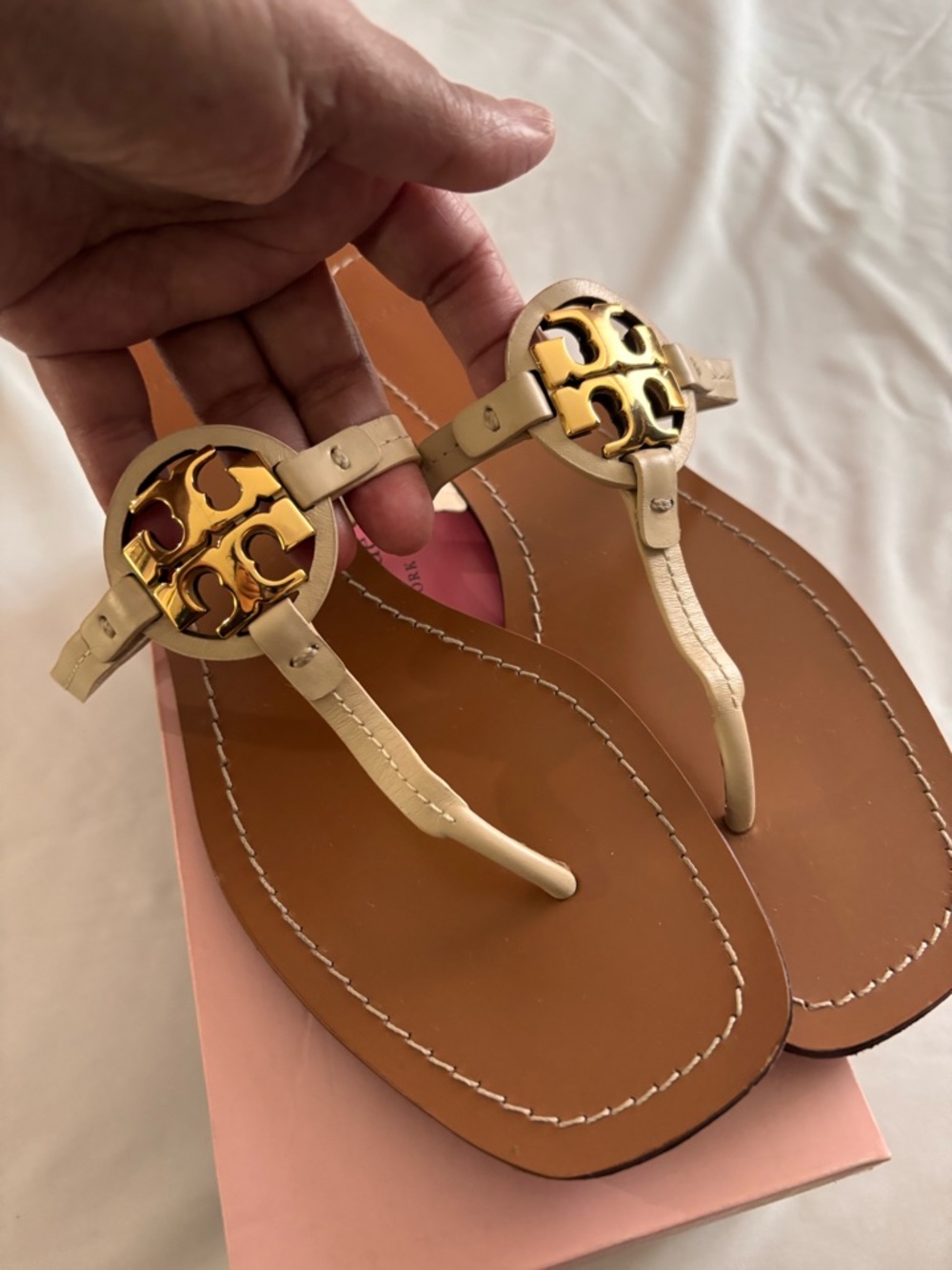 Tory Burch Mini Miller Leather Thong Sandals with Gold Logo. Dulce de Leche. - Picture 4 of 11